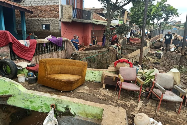 Dampak banjir yang disebabkan oleh proyek kereta api cepat di Kampung Lebaksari, Desa Mekarsari, Kecamatan Ngamprah, Kabupaten Bandung Barat. Banjir terjadi karena aliran Sungai Ciburandul dibelokkan untuk kepentingan proyek kereta api cepat Jakarta-Bandung.