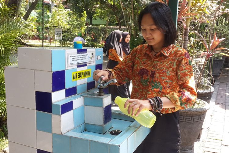 Salah satu siswa di SMAN 7 Kota Malang saat mengambil menggunakan tumbler yang dibawanya, Rabu (28/8/2019). Gerakan zero sampah plastik di sekolah itu mengharuskan seluruh siswa dan guru untuk membawa tumbler.