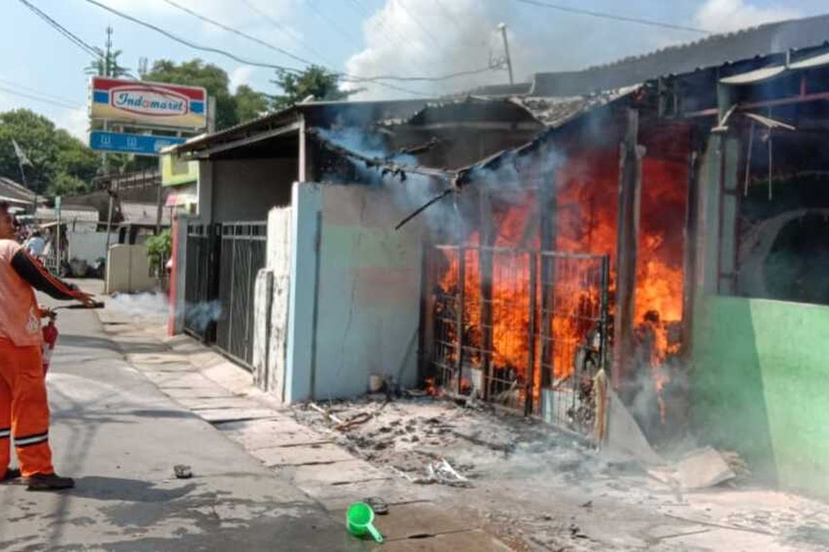 Sebuah rumah dan dua kios di Jalan Masjid Fathul Ghofur, RW 04, Kelurahan Cibubur, Ciracas, Jakarta Timur, terbakar, Selasa (17/3/2020).