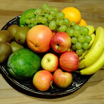 Ilustrasi mangkuk berisi buah-buahan.