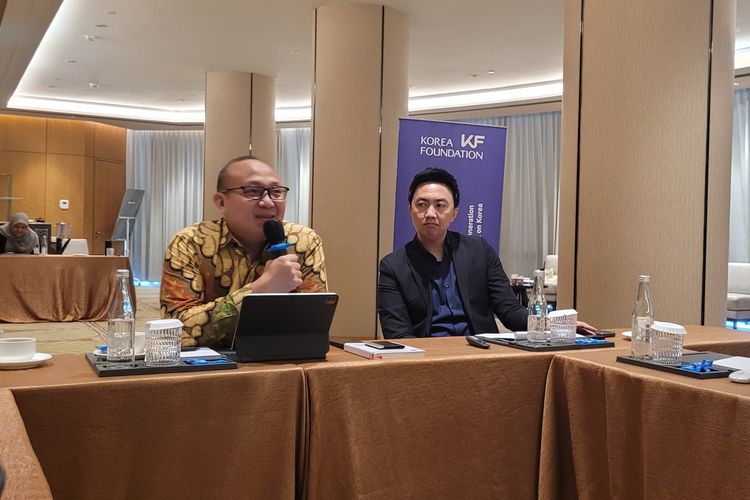 (ka-ki) Hendry Pratama Head of New Business Department Hyundai Motor Asia Pasific dan Nizhar Marizi, Direktur Sumber Daya Energi Mineral dan Pertambangan Kementerian Perencanaan Pembangunan Nasional/Badan Perencanaan Pembangunan Nasional (Kementerian PPN/Bappenas) di acara workshop The Indonesian Next Generation Journalist Network on Korea, di Jakarta bulan Oktober lalu.