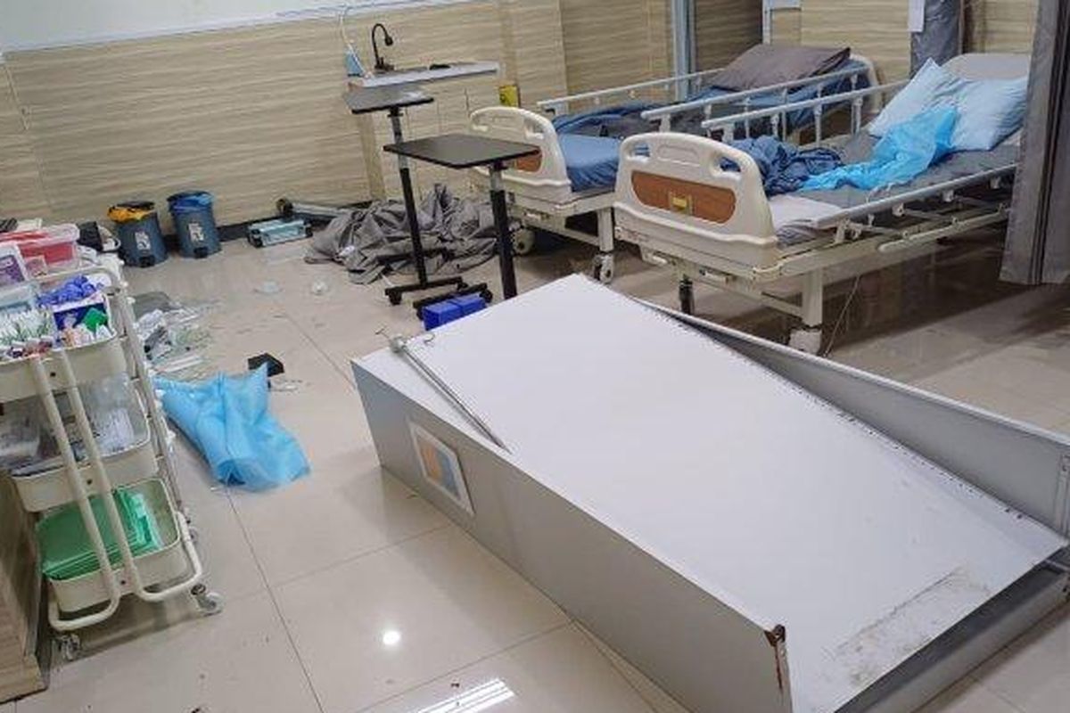 Situasi ruang pemeriksaan Nusa Medika Klinik Pratama usai diamuk oleh MM seorang WNA asal Amerika, Sabtu (12/4/2025).
