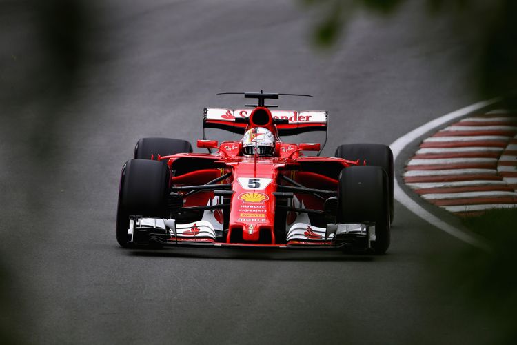 Pebalap Ferrari asal Jerman, Sebastian Vettel, menjalani sesi latihan GP Kanada di Sirkuit Gilles Villeneuve, Montreal, Jumat (9/6/2017).