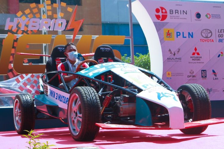 Mobil Listrik R-One SMEKTI Karya SMKN 3 Mataram Usung Konsep Mobil E-formula tampil di IEMS 2021.