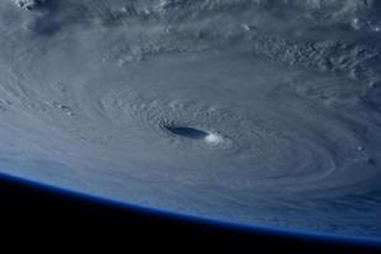 Badai Topan Maysak seperti terlihat dari Stasiun Luar Angkasa Internasional (International Space Station). 