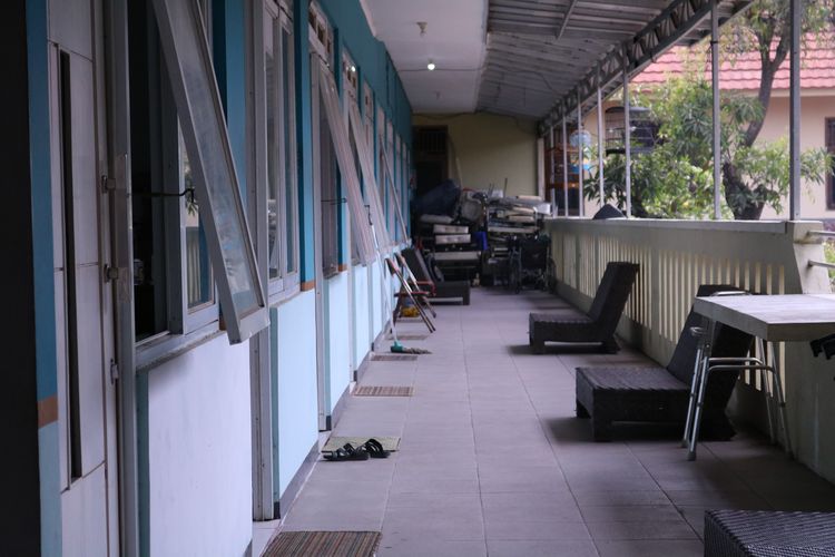 Koridor lantai dua di Panti Werdha Wisma Mulia, Jakarta Barat. Lantai dua ini dihuni oleh lansia laki-laki. 