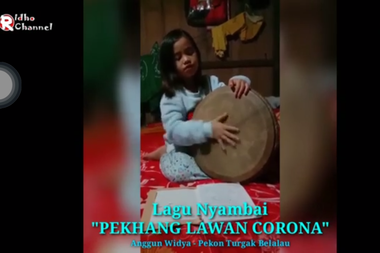 Viral aksi gadis cilik bernama Anggun Widya (13) memainkan lagu nyambai khas Lampung Barat berjudul Pekhang Melawan Corona di YouTube. Aksinya ini untuk menyindir mereka yang masih suka kumpul-kumpul mengabaikan imbauan social distancing dan physical distancing untuk mencegah wabah corona. 