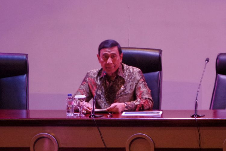 Menteri Koordinator Bidang Politik, Hukum dan Keamanan Wiranto saat memberikan pengarahan pada acara Program Pendidikan Reguler Angkatan (PPRA) LVI, di gedung Lembaga Ketahanan Nasional, Jakarta Pusat, Jumat (11/8/2017). 