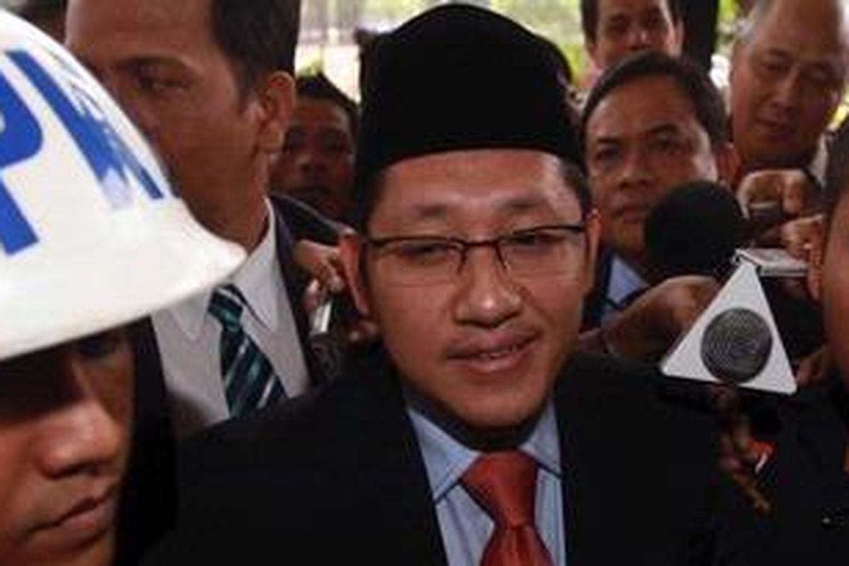 Ketua Umum Partai Demokrat, Anas Urbaningrum,  saat tiba di Gedung Komisi Pemberantasan Korupsi untuk menjalani pemeriksaan oleh Komite Etik KPK, Jakarta, Selasa (16/8/2011). Pemeriksaan itu terkait tudingan Nazaruddin tentang adanya pertemuan antara Anas dengan Pimpinan KPK agar merekayasa kasus korupsi wisma atlet sea games.