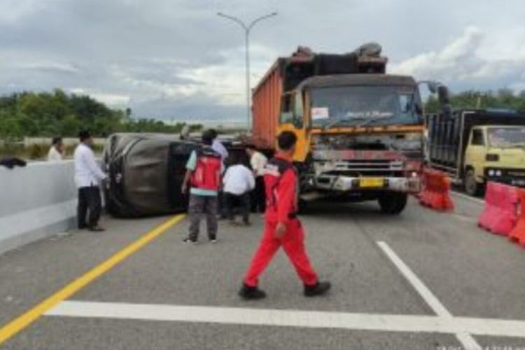 Truk tronton menabrak tiga unit mobil di pintu keluar tol Pekanbaru-Dumai di Riau, Jumat (28/10/2022) sore.