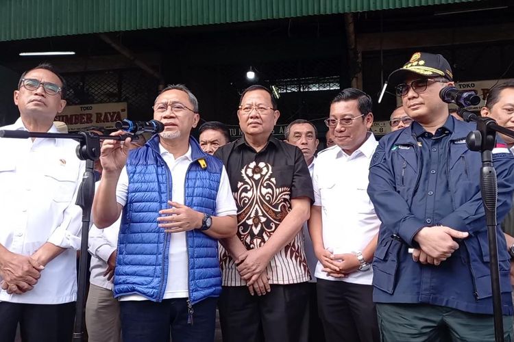 Menteri Perdagangan Zulkifli Hasan (kedua dari kiri) di Pasar Induk Beras Cipinang, Jakarta Timur, Senin (3/10/2022). Mendah mengatakan Presiden Joko Widodo (Jokowi) hampir setiap hari menghubunginya agar tak lengah dalam menstabilkan harga beras.