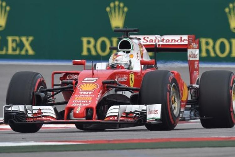 Pebalap Ferrari asal Jeraman, Sebastian Vettel, memacu mobilnya pada sesi kualifikasi GP Rusia di Sirkuit Sochi, Sabtu (30/4/2016).