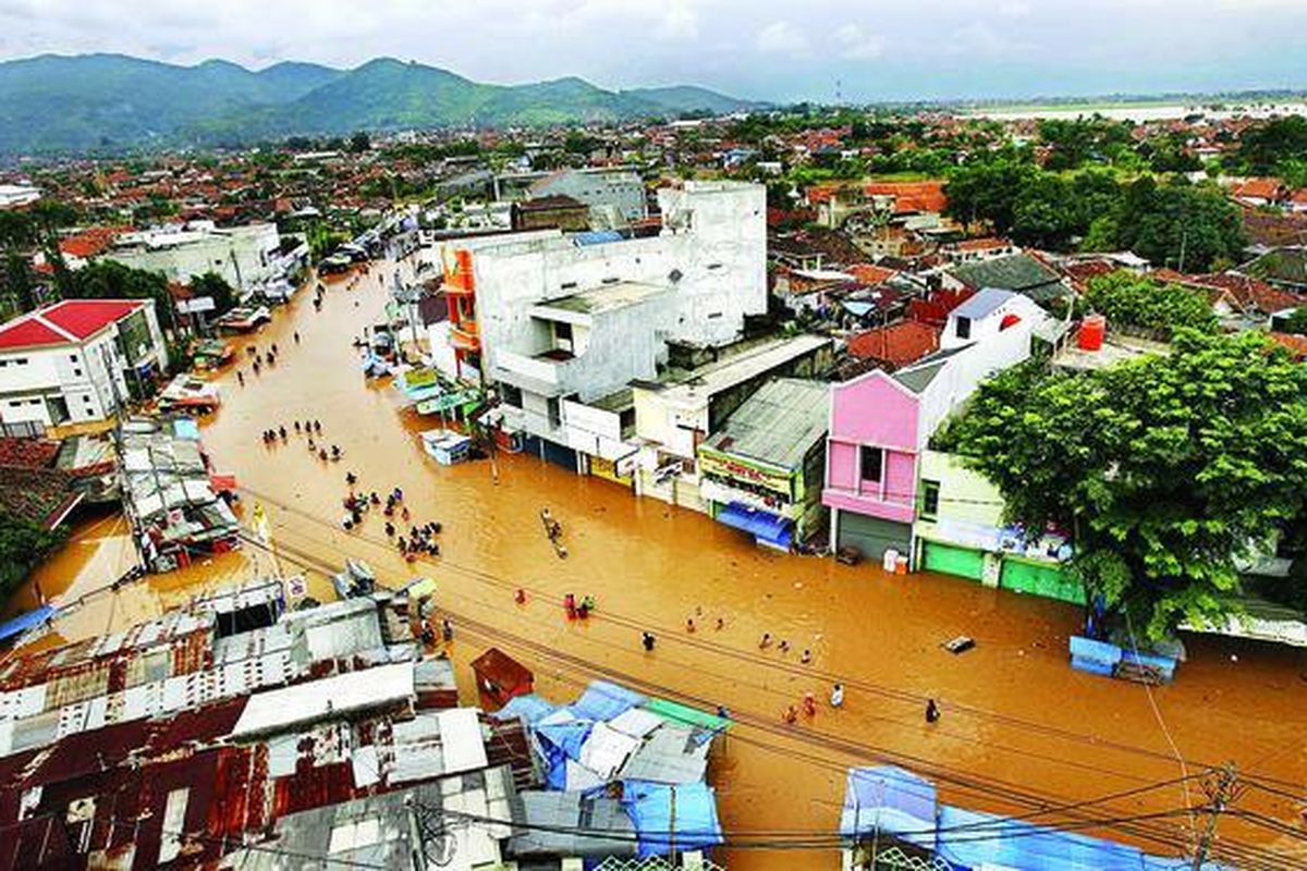 Banjir di Bandung Selatan meluas, melumpuhkan pusat kota Kecamatan Dayeuhkolot, Kabupaten Bandung, Jawa Barat, Jumat (19/2). Ribuan warga dari empat kecamatan yang terkena banjir, yaitu Dayeuhkolot, Baleendah, Bojongsoang, dan Banjaran, mengungsi.