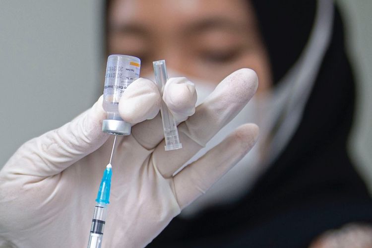 Petugas bersiap menyuntikkan vaksin COVID-19 produksi Sinovac kepada tenaga kesehatan saat kegiatan vaksinasi massal dosis pertama di Puskesmas Kecamatan Sawah Besar, Jakarta Pusat, Minggu (7/2/2021). Kementerian Kesehatan hingga Minggu (7/2) telah memberikan vaksin COVID-19 Sinovac tahap pertama kepada 784.318 orang, sementara untuk vaksinasi tahap kedua sudah diberikan kepada 139.131 orang. ANTARA FOTO/Aditya Pradana Putra/rwa.