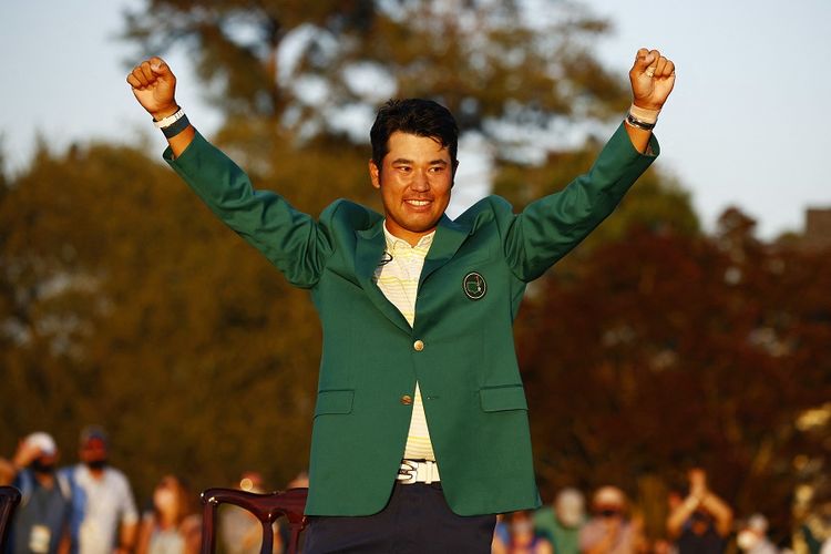 Pegolf asal Jepang, Hideki Matsuyama, dalam selebrasi pemakaian Jaket Hijau setelah memenangi gelar Master Augusta National Golf Club pada 11 April 2021 di Augusta, Georgia, AS.