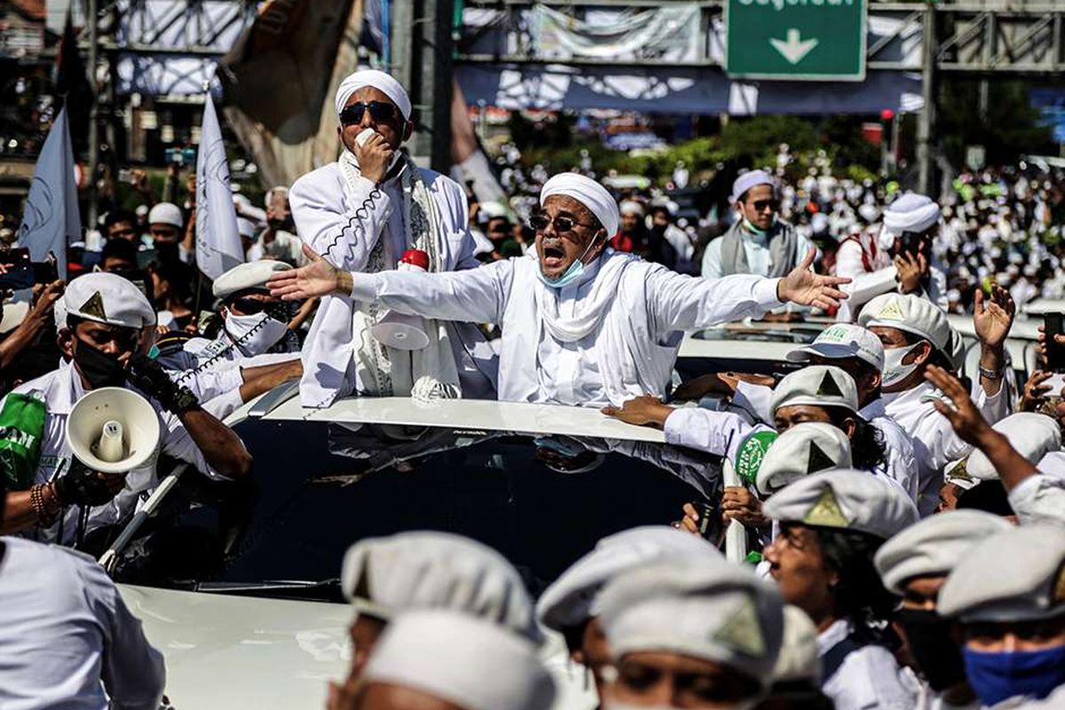 Pemimpin Front Pembela Islam (FPI) Rizieq Shihab menyapa simpatisannya saat tiba di daerah Puncak, Bogor, Jawa Barat, Jumat (13/11/2020). Dalam kunjungan tersebut, Rizieq Shihab dijadwalkan menghadiri acara peresmian pembangunan Masjid Raya di Markaz Syariah Pesantren Alam Agrokultural sekaligus mengisi ceramah shalat Jumat.