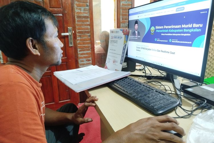 Salah satu wali murid, Abdurrahem saat melakukan input data di laman SPMB Disdik Bangkalan, Rabu (4/5/2025). 