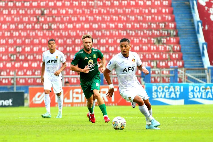 Perebutan bola antara Renan da Silva dan Ze Valente dalam laga pekan ke-31 Liga 1 2022-2023 antara Persik vs Persebaya di Stadion Brawijaya, Kediri, Sabtu (18/3/2023). Duel Persik vs Persebaya tuntas dengan skor 1-0. 