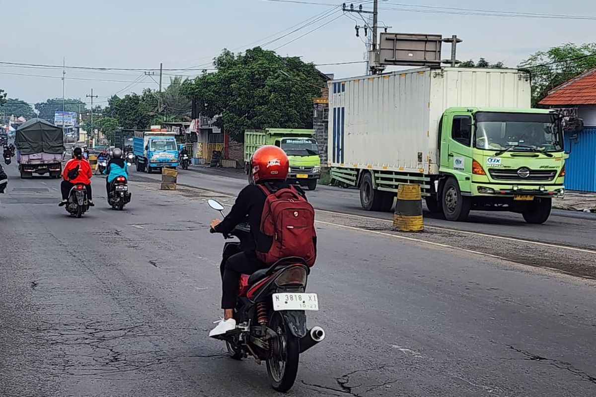 Jalur pantura Pasuruan-Probolinggo di Desa Tambakrejo, Kecamatan Kraton, Kabupaten Pasuruan kemabli normal setelah banjir kiriman surut, Selasa (28/01/2025).