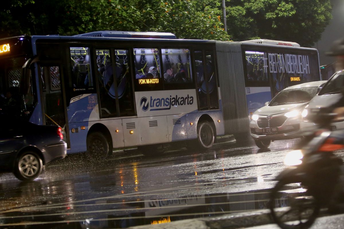 Bus transjakarta melintas di jalan sekitar Istana Negara menuju Stasiun Harmoni, Jakarta Pusat, Kamis (16/2/2017).