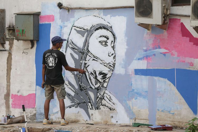 Seniman jalanan Media Legal menyelesaikan pembuatan mural dalam acara On & Off Pressure di Jakarta Barat, Senin (8/11/2021). 