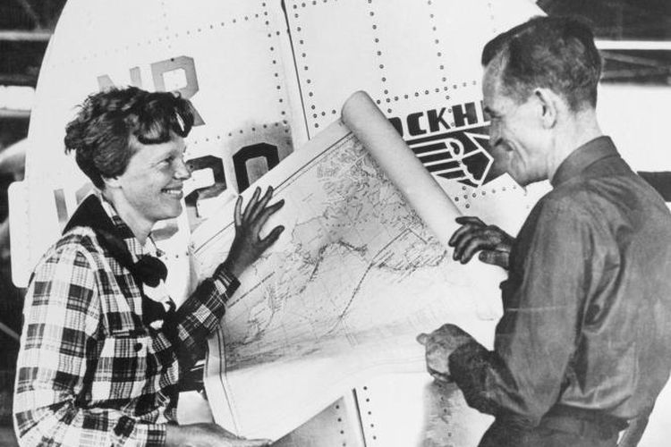 Amelia Earhart dan Fred Noonan mendiskusikan sebuah peta pasifik yang menunjukkan rute penerbangan mereka.