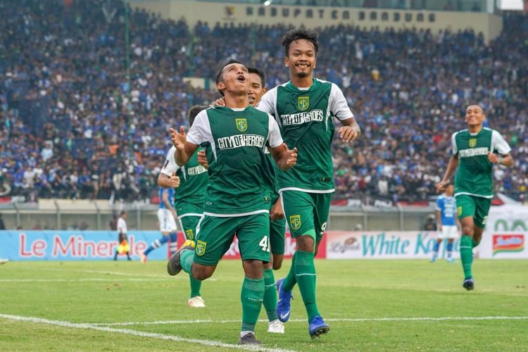 Para pemain Persebaya Surabaya melakukan selebrasi atas keberhasilan mereka membobol gawang Persib Bandung, pada laga penyisihan grup Piala Presiden 2019, di Stadion Si Jalak Harupat, Kabupaten Bandung, Jawa Barat, Kamis (7/3/2019).