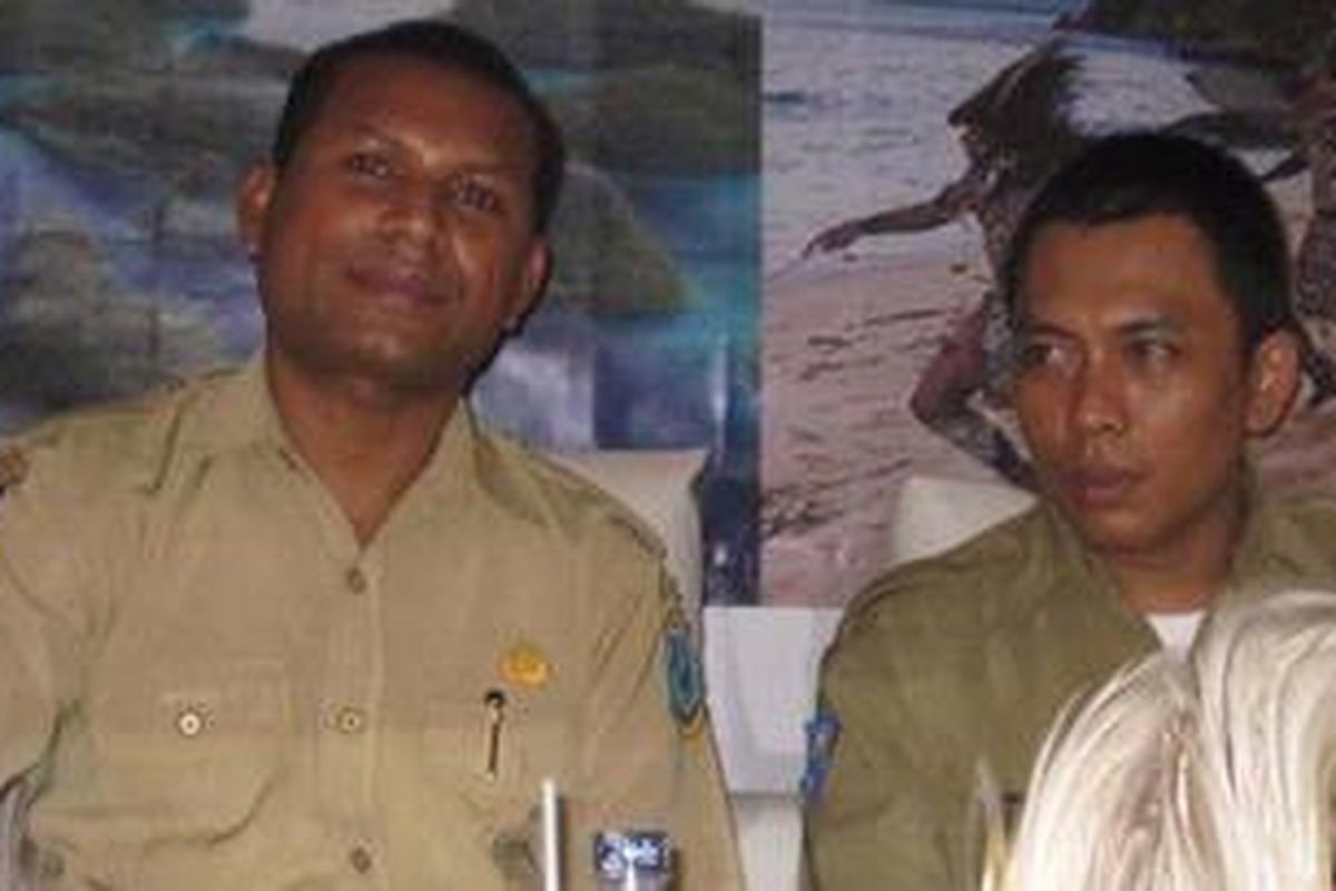Kepala Perwakilan Papua Barat di Jakarta Johni A Rumbarar (kiri) dan salah seorang staf Soegeng (kanan) saat peluncuran "The Miracle of West Papua". Sepuluh kabupaten dan satu kotamadya di Provinsi Papua Barat potensial menjadi tujuan wisata.