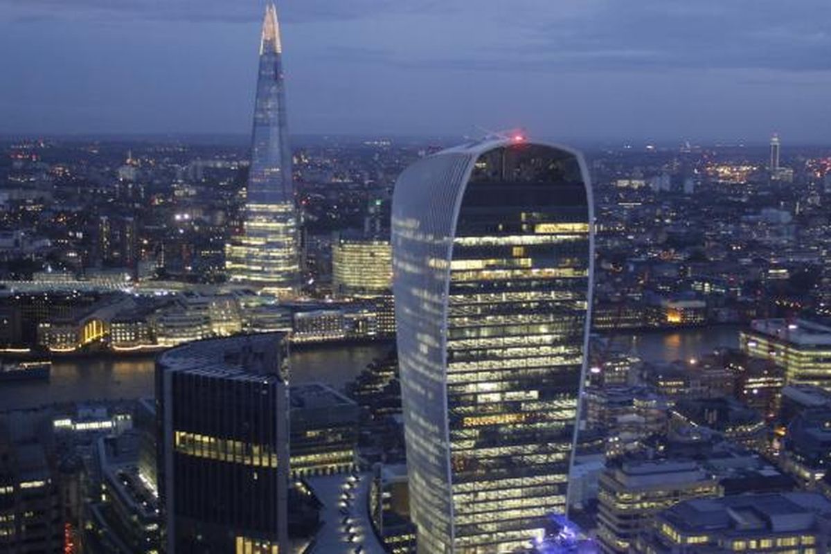 Dari puncak The Gherkin, duo ikonik lainnya dapat terlihat dengan jelas, yakni The Walkie Talkie, dan The Shard.