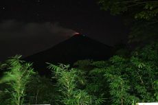 Sinar Api Keluar dari Puncak Gunung Karangetang