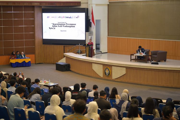Wali Kota Semarang Agustina Wilujeng Pramestuti menghadiri diskusi terbuka  bersama Badan Eksekutif Mahasiswa (BEM) Universitas Diponegoro (Undip) di Tembalang, Semarang, Minggu (4/5/2025).
