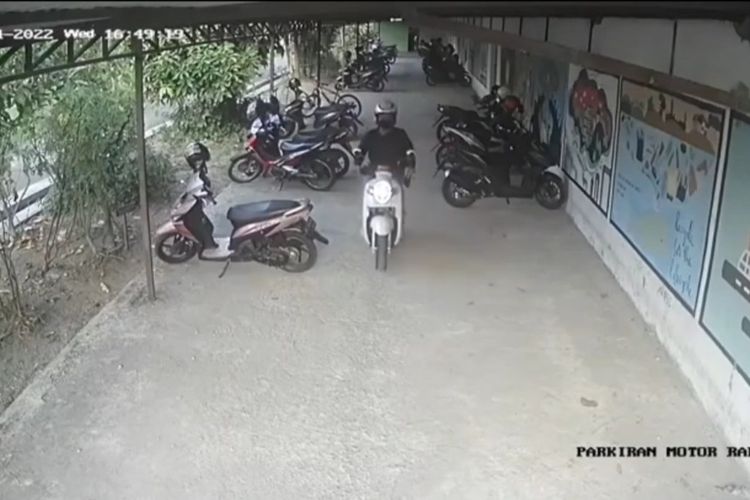 Tangkapan layar dari rekaman CCTV saat pelaku membawa sepeda motor meninggalkan lokasi parkiran