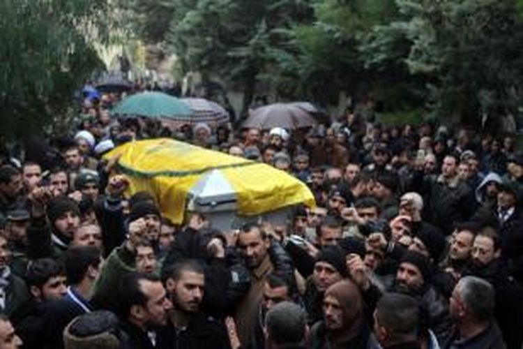 Ribuan orang mengantarkan jenazah petinggi kelompok Hezbollah, Hassan Hawlo al-Lakiss yang tewas dibunuh di Beirut, Lebanon, ke pemakaman. Hezbollah langsung menuduh Israel mendalangi pembunuhan tersebut. Namun, Israel membantah tuduhan itu dan menuding kelompok ekstrem Sunni berada di belakang insiden tersebut.