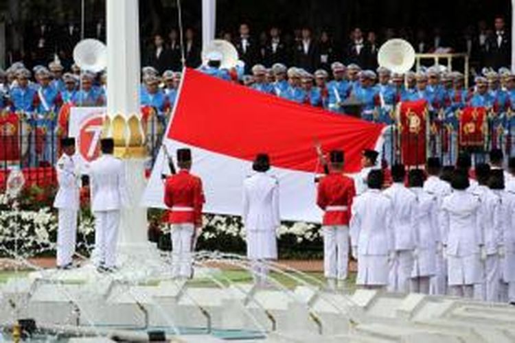 Pasukan Paskibraka bertugas menaikan Bendera Merah Putih dalam Upacara Peringatan Detik-detik Proklamasi HUT ke-70 RI di Istana Merdeka, Senin (17/8/2015).