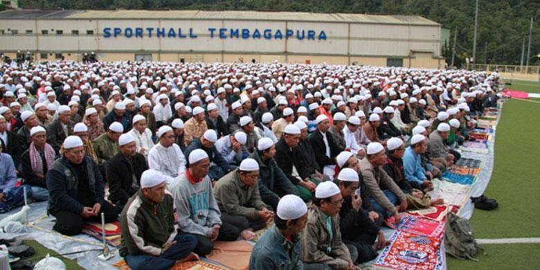 Merayakan Idul Fitri dalam Suasana Damai  Lebih dari 1.000 karyawan PT Freeport Indonesia bersama keluarga menjalankan ibadah shalat Idul Fitri di Lapangan Sport Hall PTFI, Tembagapura, Kabupaten Mimika, Papua, Jumat (17/7/2015) pagi