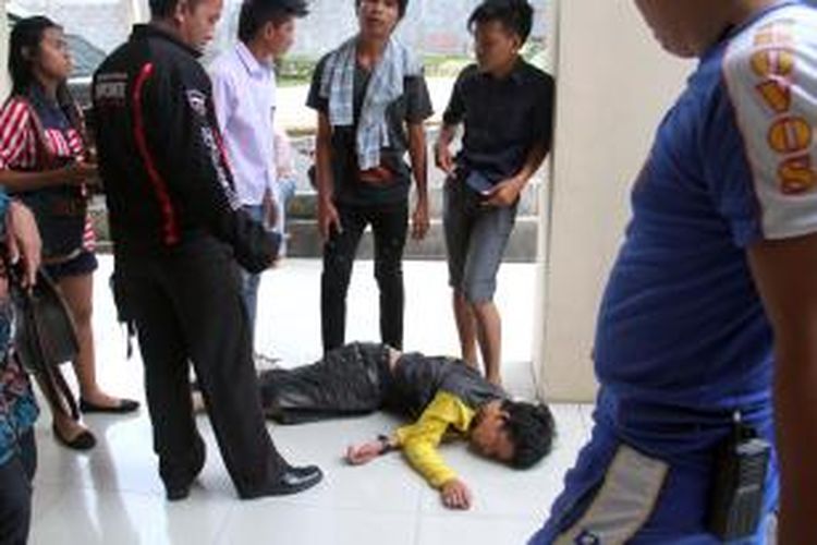 Korban, Allan alias Popoy, Pelajar SMA Xaverius Manado pingsan setelah dipukul sesama pelajar lainnya.