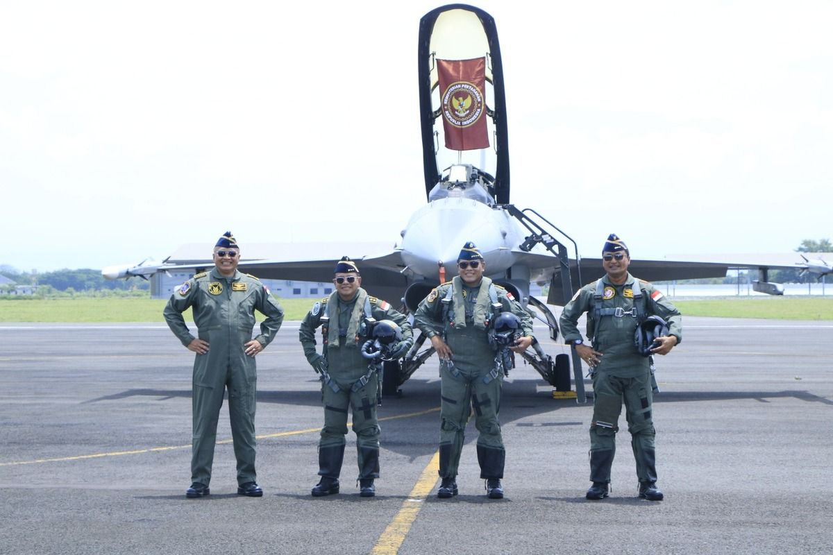 Wakil Menteri Pertahanan Letjen TNI (Purn) Muhammad Herindra dan Kepala Staf Angkatan Laut Laksamana TNI Muhammad Ali menerima Wing Kehormatan Penerbang Kelas I TNI AU dalam upacara militer di Main Apron Lanud Iswahjudi.