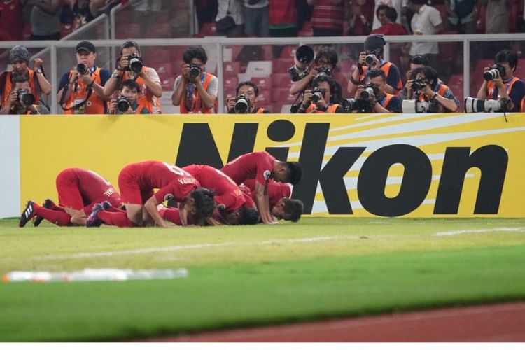 Para pemain timnas U-19 Indonesia sujud syukur saat merayakan gol yang dicetak Witan Sulaiman ke gawang UEA dalam laga lanjutan Grup A Piala Asia U-19 di Stadion Utama Gelora Bung Karno, Jakarta, Rabu (24/10/2018).