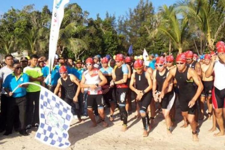 Gubernur Babel Rustam Effendi kibarkan bendera start Triathlon 2016 di Pantai Tanjung Pesona Sungailiat, Sabtu (23/4/2016). 