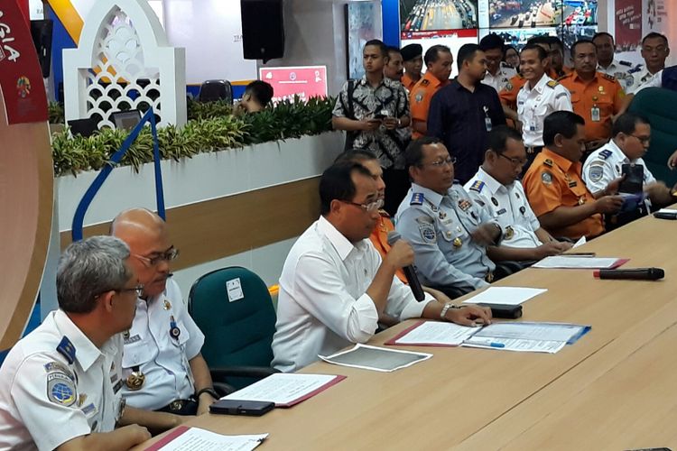 Menteri Perhubungan (Menhub) Budi Karya Sumadi memimpin konferensi pers terkait tenggelamnya KM Sinar Bangun di Kantor Kementerian Perhubungan, Jakarta, Rabu (20/6/2018).