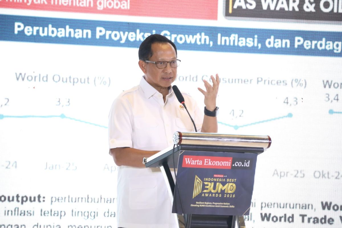 Menteri Dalam Negeri (Mendagri) Muhammad Tito Karnavian dalam acara Indonesia Best BUMD Awards 2025 di The Sultan Hotel & Residence, Jakarta, Rabu (30/7/2025). Acara ini mengusung tema ?Resilient Regions, Progressive Nation: Elevating BUMD Excellence Amid Economic Shifts.?