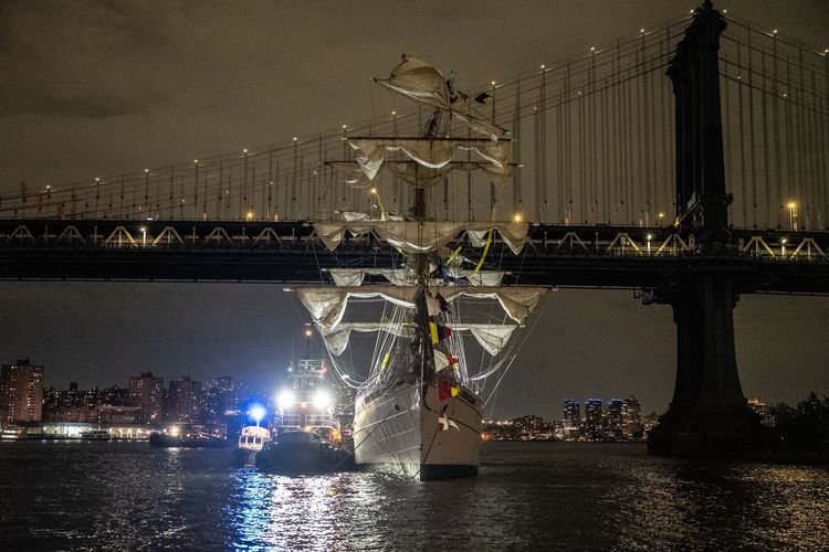 Kapal AL Meksiko Tabrak Jembatan New York, 22 Orang Luka-luka