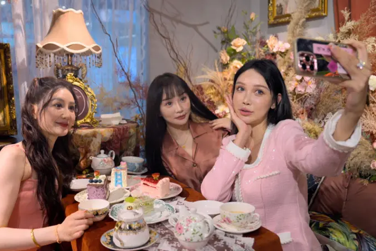 Di sebuah kafe di Beijing, Abby dan teman-temannya mendiskusikan implan dagu, pemendekan bibir atas, dan operasi hidung.