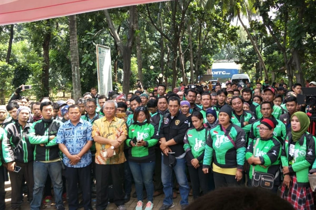 Wali Kota Bekasi, Rahmat Effendi bersama ratusan pengemudi ojek online di Taman Hutan Kota Bekasi, usai dinobatkan sebagai bapak driver online se- Nusantara, Kamis (11/4/2019).