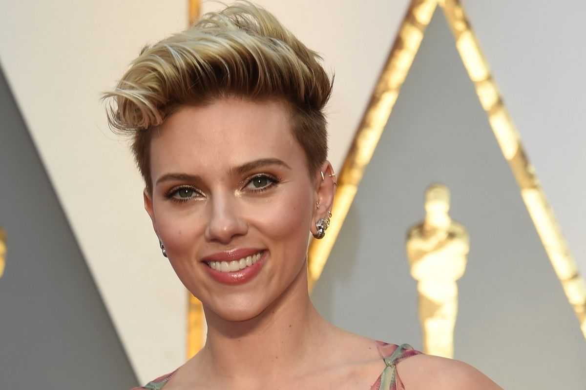 Aktris Scarlett Johansson berjalan di karpet merah Academy Awards 2017 di Hollywood, California, Minggu (26/3/2017).