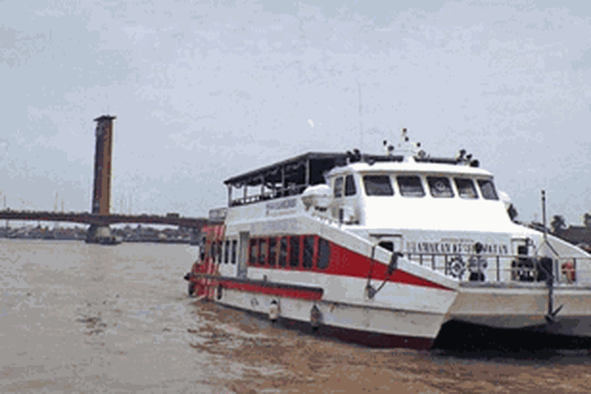 Berwisata menyusuri Sungai Musi di Palembang, Sumatera Selatan.