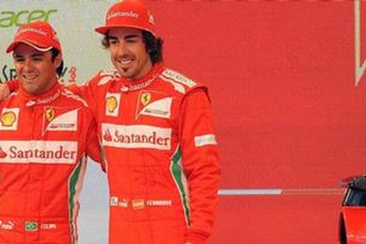 Pebalap Ferrari, Felipe Massa (kiri), dan Fernando Alonso.