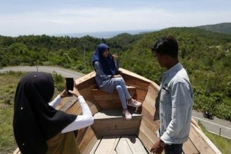 Sejumlah wisatawan berkunjung ke Bukit Blang Bintang-Krueng Raya tanpa menggunakan masker di Aceh Besar, Aceh, Sabtu (30/05) 