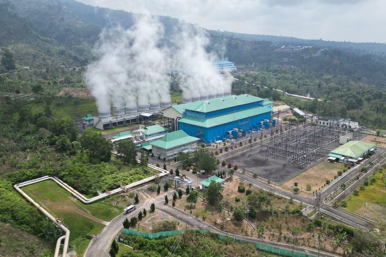 Tampilan Pembangkit Listrik Tenaga Panas Bumi (PLTP) Ulubelu berkapasitas 110 Megawatt (MW) di Kabupaten Tanggamus, Lampung. PLTP ini merupakan salah satu pembangkit PLN yang berkontribusi dalam layanan Renewable Energy Certificate (REC).
