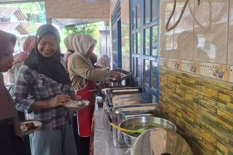 Instruksi Megawati, PDI-P Gencarkan Program Makan Siang Gratis untuk Warga Desa